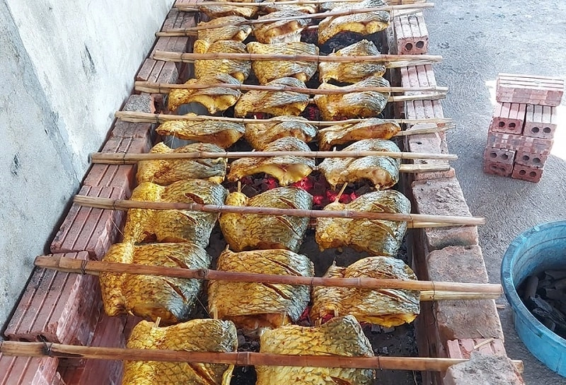 Vị ngon khó cưỡng từ đặc sản quê lúa thái bình cá nuôi loại to chỉ ăn cỏ được nướng gần 10 tiếng trên than hoa - 3
