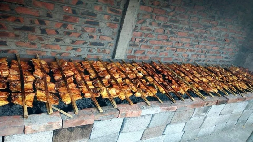 Vị ngon khó cưỡng từ đặc sản quê lúa thái bình cá nuôi loại to chỉ ăn cỏ được nướng gần 10 tiếng trên than hoa - 4