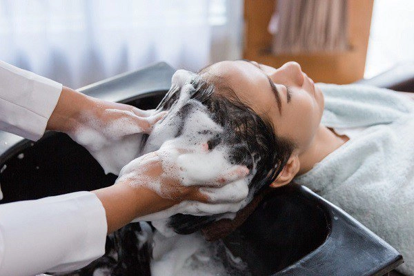Vì sao ra tiệm gội đầu thợ luôn làm theo công thức 2 gội - 1 xả biết lý do ai cũng ngỡ ngàng - 1