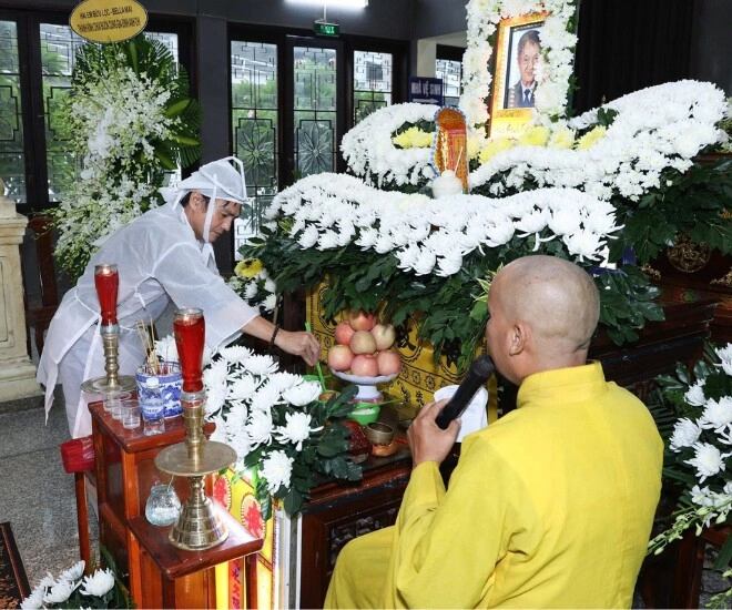 Vợ cao minh đạt bế bụng bầu chịu tang bố chồng khán giả xót cảnh ông nội không kịp nhìn mặt cháu - 1