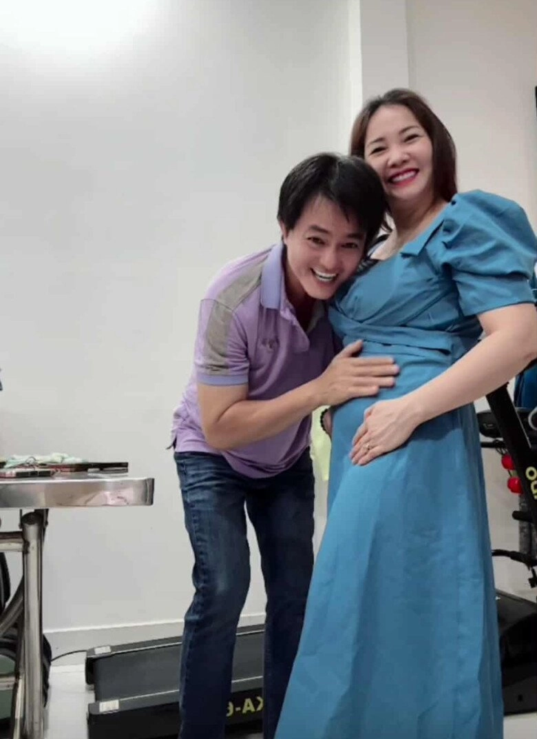 Vợ cao minh đạt bế bụng bầu chịu tang bố chồng khán giả xót cảnh ông nội không kịp nhìn mặt cháu - 7