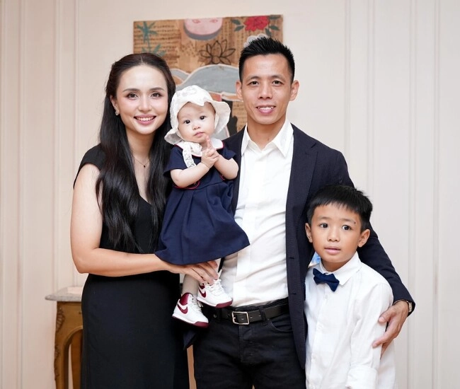 Vợ cầu thủ việt là con gái chủ tịch mẹ 2 con đẹp lấn lướt em gái kém 6 tuổi diện toàn túi hiệu trăm triệu nhìn phát mê - 1
