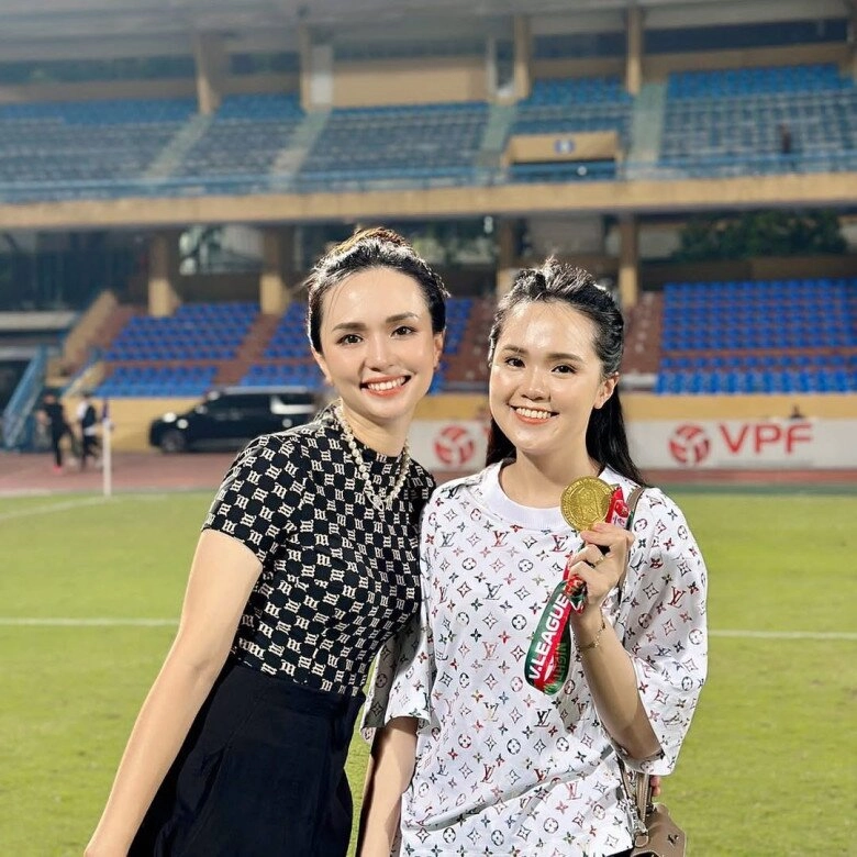 Vợ cầu thủ việt là con gái chủ tịch mẹ 2 con đẹp lấn lướt em gái kém 6 tuổi diện toàn túi hiệu trăm triệu nhìn phát mê - 2