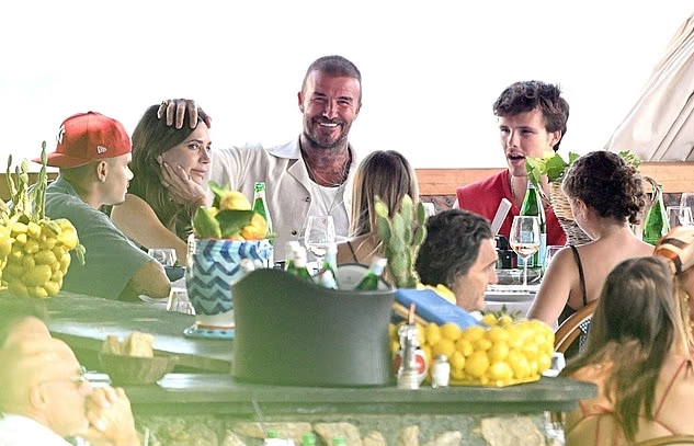 Vợ chồng becks cưng nựng nhau trước mặt các con - 7