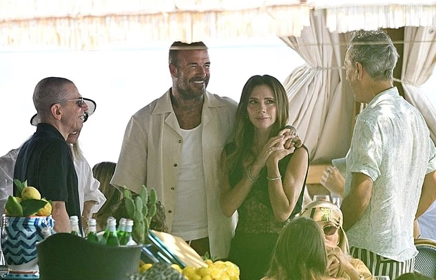 Vợ chồng becks cưng nựng nhau trước mặt các con - 8