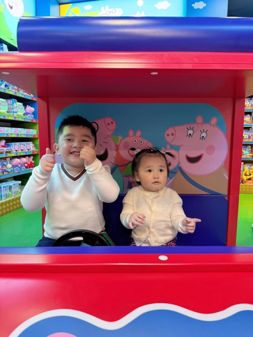 Vợ chồng chi bảo đưa hai nhóc tì đi săn đồ hiệu ở anh - 5