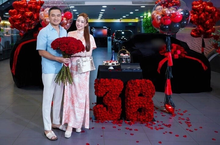 Vợ chồng chi bảo mua 5 cây mai 4 cây bưởi chơi tết lý thùy chang khoe chỉ cần chăm con vì ông xã làm hết - 5