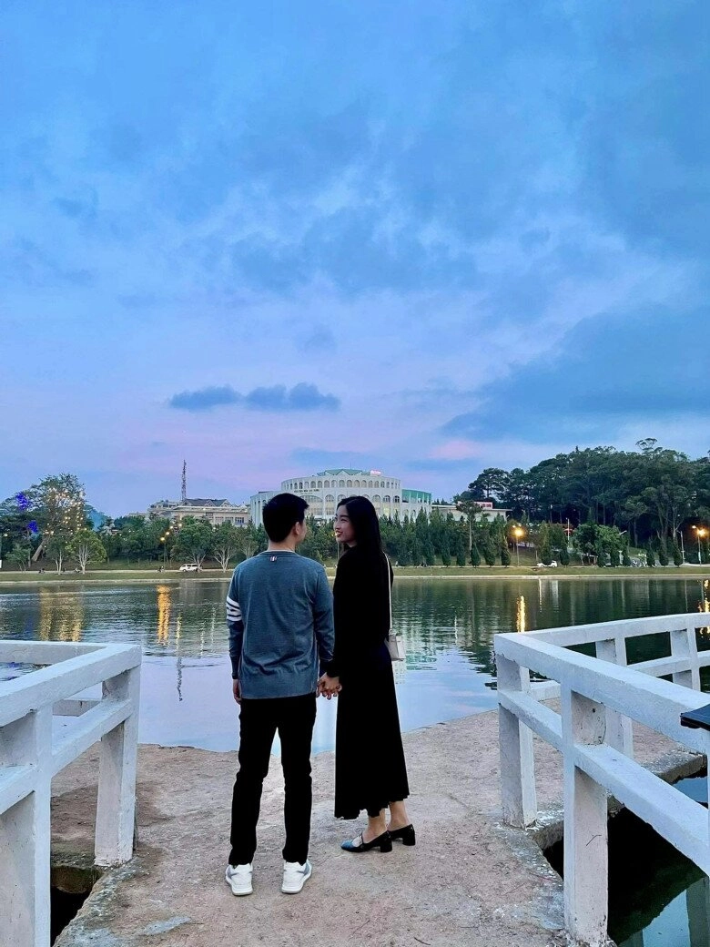 Vợ chồng đỗ mỹ linh trốn con hẹn hò sến súa ở nhật nàng hậu đi cạnh chồng luôn mang giày bệt - 5