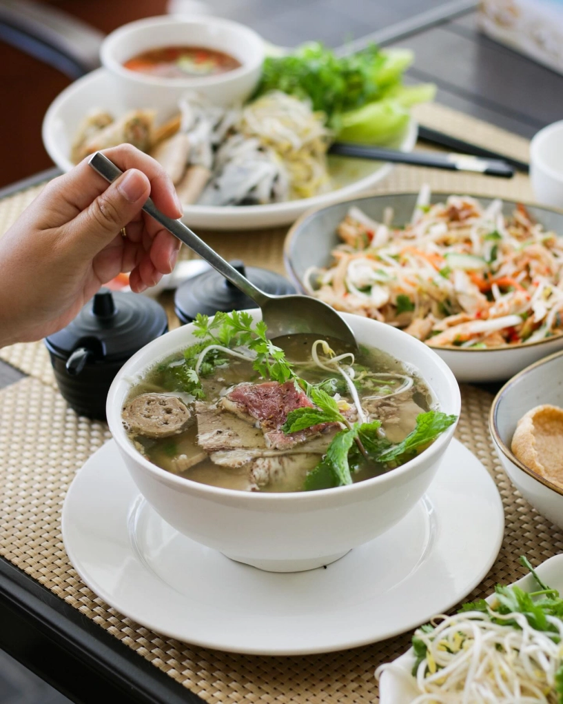 Vợ chồng việt đưa món phở sang tây á mở 4 nhà hàng ngày bán mấy trăm suất - 8