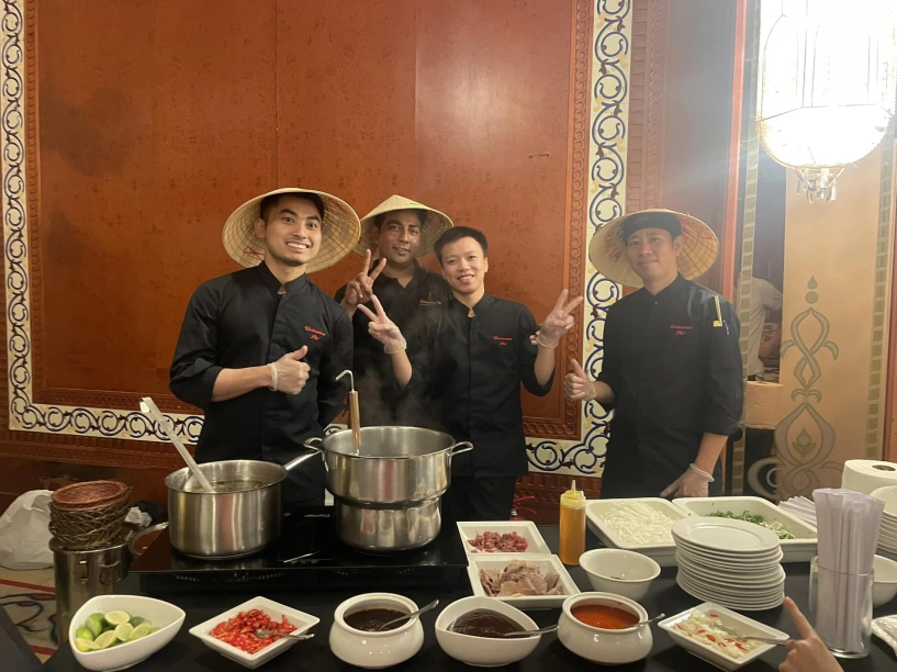 Vợ chồng việt đưa món phở sang tây á mở 4 nhà hàng ngày bán mấy trăm suất - 15