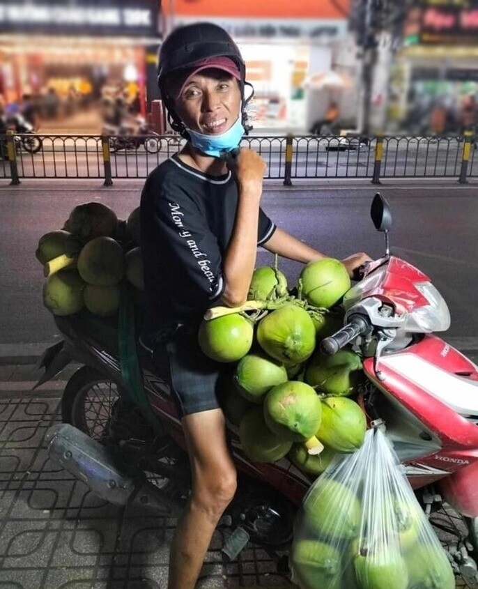 Vợ danh hài bắc hải cùng con thơ khóc ngất tại đám tang của chồng anh đi lạnh lẽo vậy anh - 10