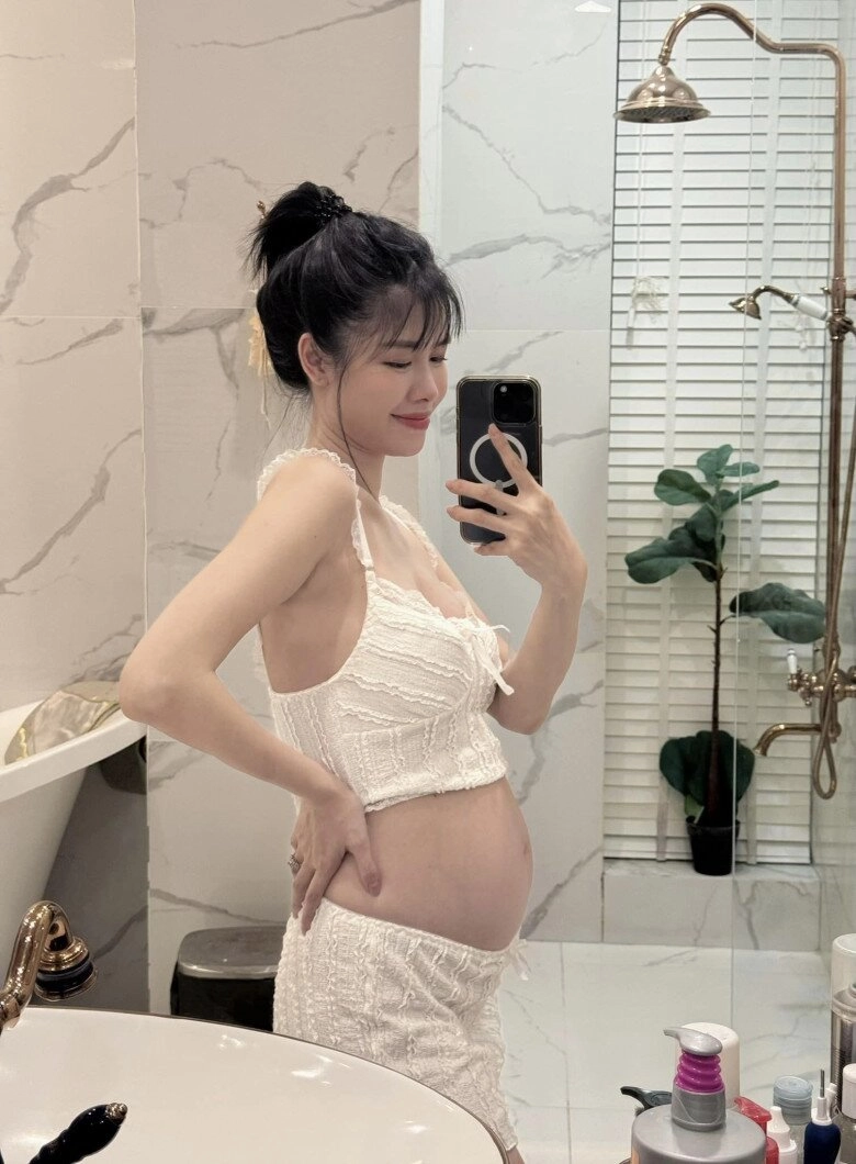 Vợ đẹp của anh tài mua nhà triệu đô ở châu âu mang thai lần 3 bầu 5 tháng tăng 4kg dáng vẫn mi nhon - 1