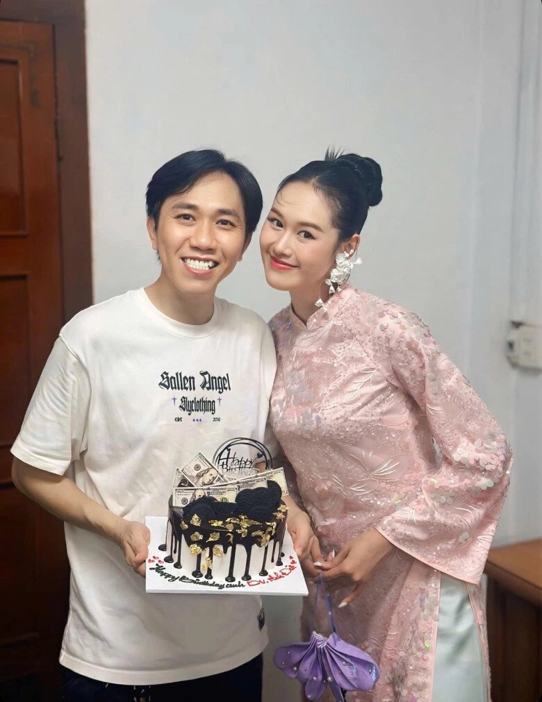 Vợ diễn viên anh đức khó chịu và không lên thảm đỏ vì bị mc đọc sai tên dân tình cho rằng mắc bệnh ngôi sao - 6