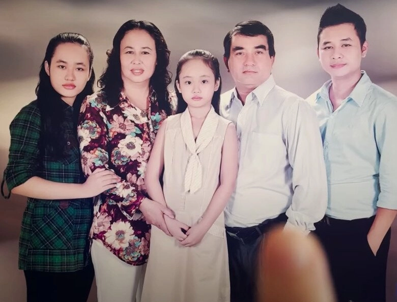 Vợ đức tiến 3 lần đưa con gái đi gặp bà nội đều không được vào nhà tới thăm mẹ kế của chồng được tiếp đón - 4