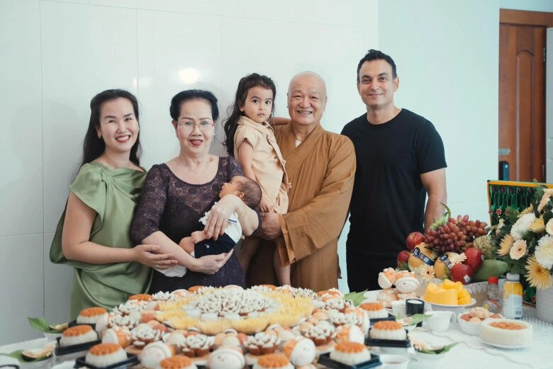 Võ hạ trâm làm tiệc đầy tháng cho quý tử lai ấn milo nằm yên bình trong vòng tay của ông ngoại đã xuất gia - 2
