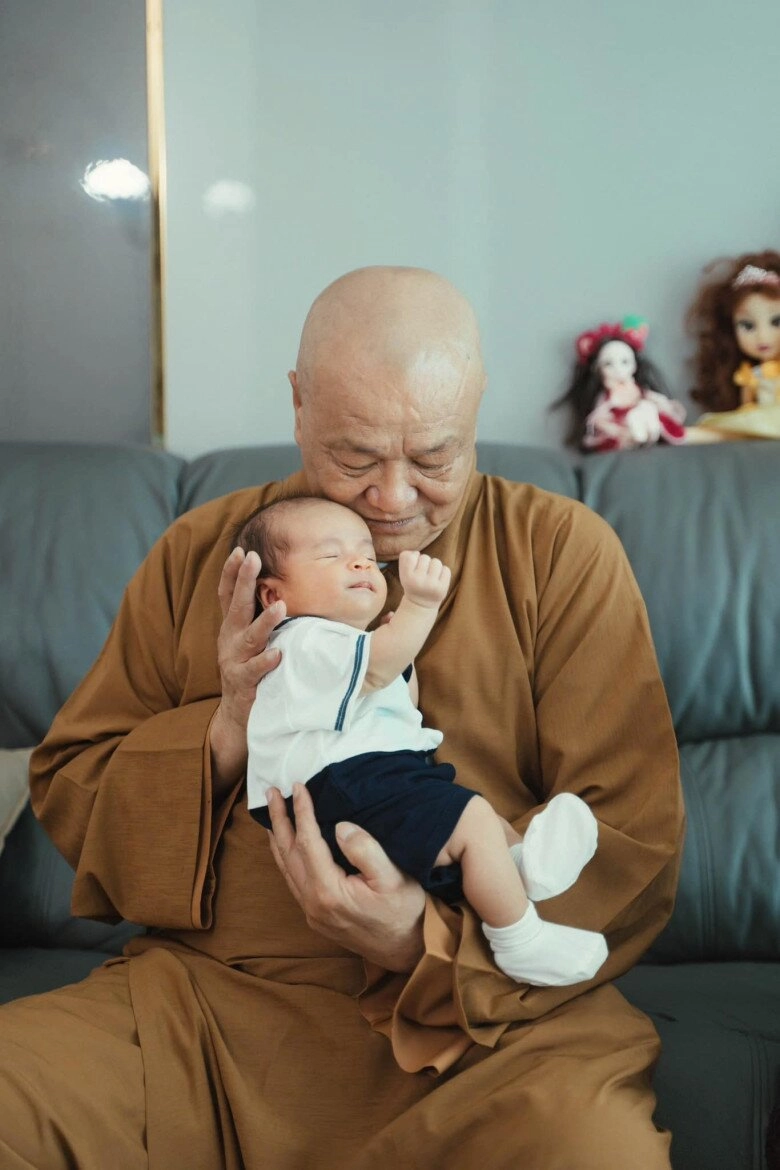 Võ hạ trâm làm tiệc đầy tháng cho quý tử lai ấn milo nằm yên bình trong vòng tay của ông ngoại đã xuất gia - 4