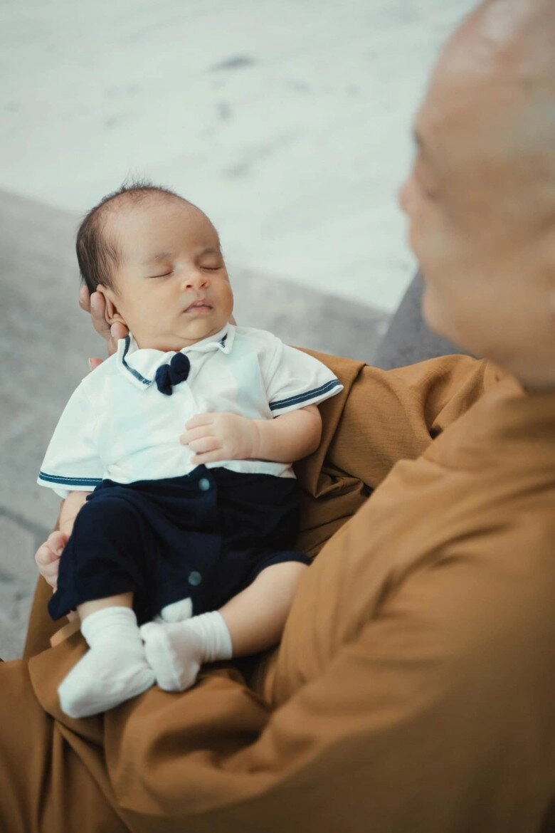 Võ hạ trâm làm tiệc đầy tháng cho quý tử lai ấn milo nằm yên bình trong vòng tay của ông ngoại đã xuất gia - 5