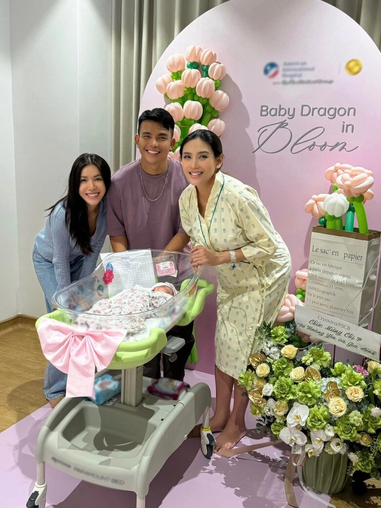 Võ hoàng yến xù đầu quằn quại chăm con ái nữ quốc tịch mỹ 1 tuần tuổi đã biết tự ôm bình sữa - 3