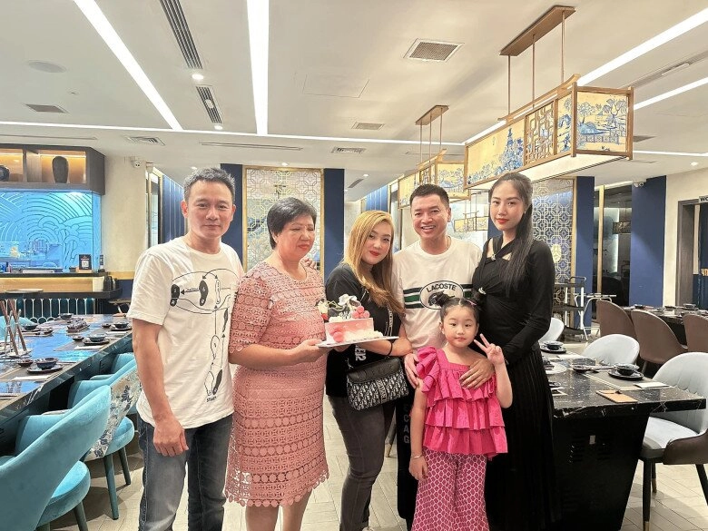 Vợ mới quang minh cùng gia đình chào đón quý tử mẹ ruột và con gái riêng thân thiết bên người chồng nổi tiếng - 5