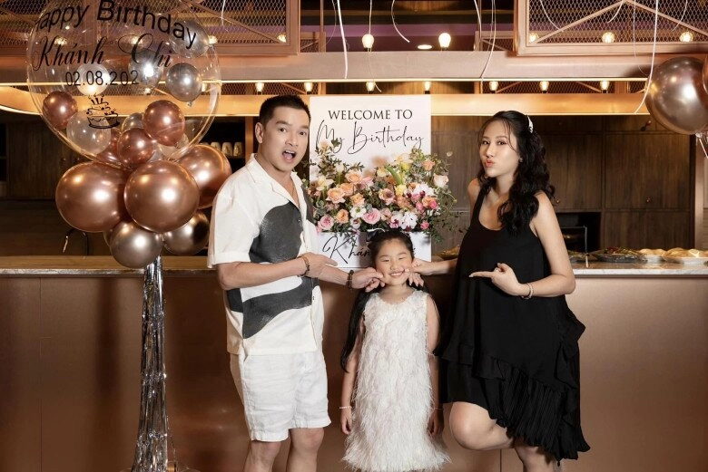 Vợ mới quang minh cùng gia đình chào đón quý tử mẹ ruột và con gái riêng thân thiết bên người chồng nổi tiếng - 8