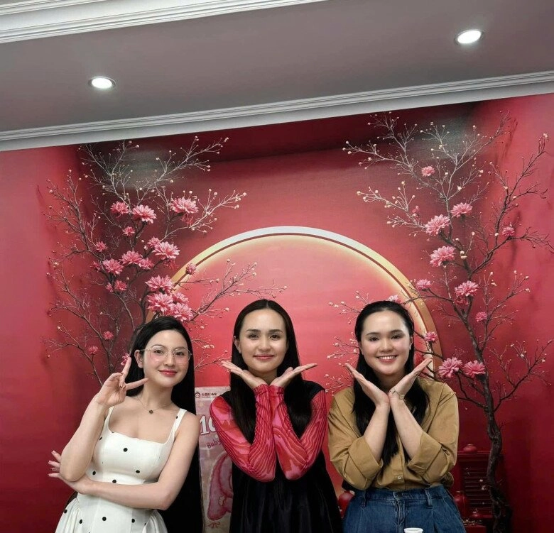 Vợ quang hải chặt đẹp 2 chị em nàng wags chỉ trong 1 khung hình với nhan sắc đỉnh cao sau sinh - 1