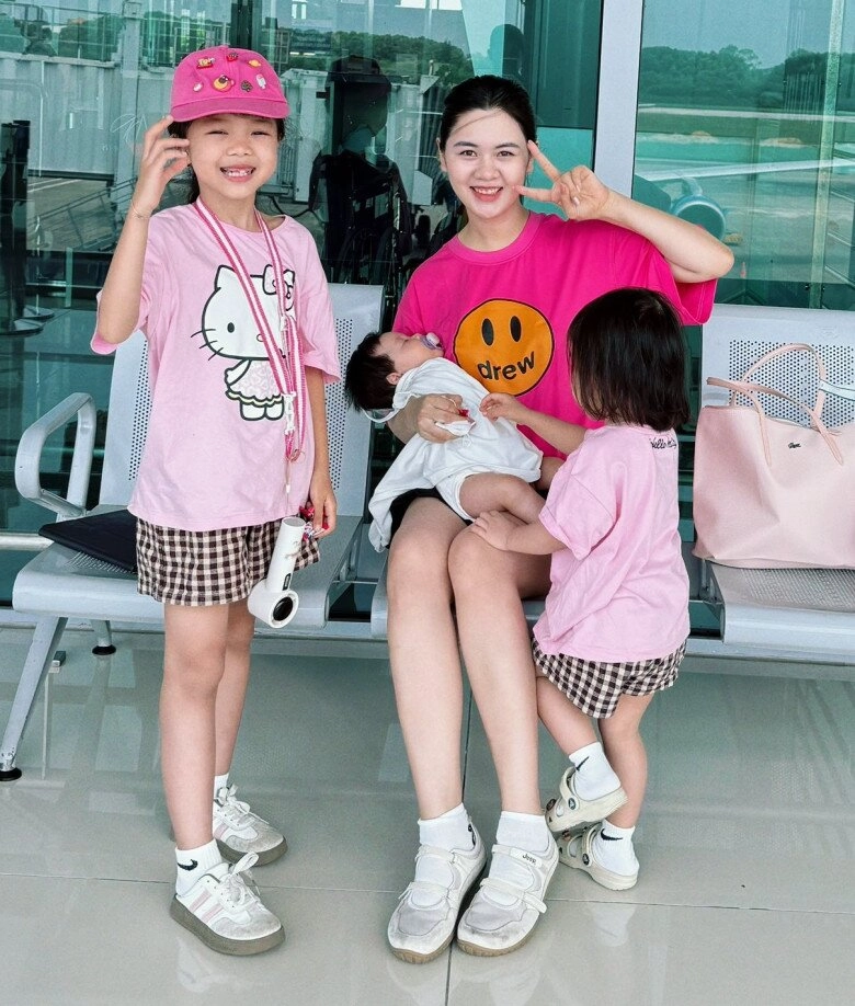Vợ quế ngọc hải một mình ôm 3 con về quê ngoại tránh bão ước gì có chồng ở nhà - 1