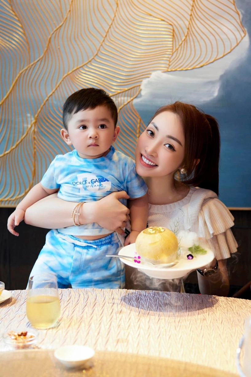 Vợ trẻ chi bảo sau sinh 2 tháng vẫn còn cả rổ bụng cùng con trai gia khang nhảy múa trong biệt thự rộng lớn - 3