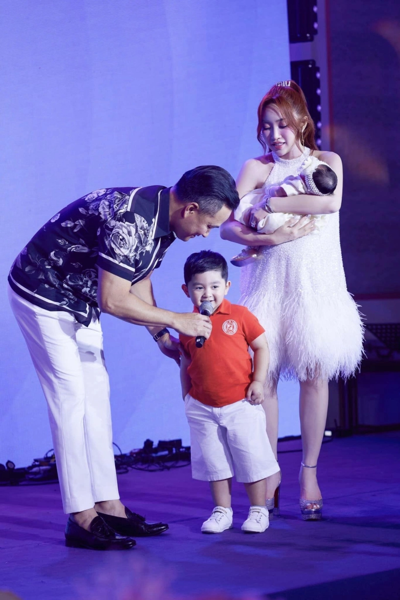 Vợ trẻ chi bảo sau sinh 2 tháng vẫn còn cả rổ bụng cùng con trai gia khang nhảy múa trong biệt thự rộng lớn - 4