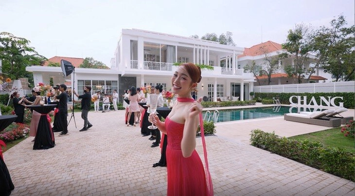 Vợ trẻ chi bảo sau sinh 2 tháng vẫn còn cả rổ bụng cùng con trai gia khang nhảy múa trong biệt thự rộng lớn - 5