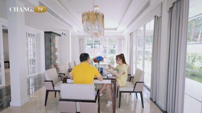 Vợ trẻ chi bảo sau sinh 2 tháng vẫn còn cả rổ bụng cùng con trai gia khang nhảy múa trong biệt thự rộng lớn - 8