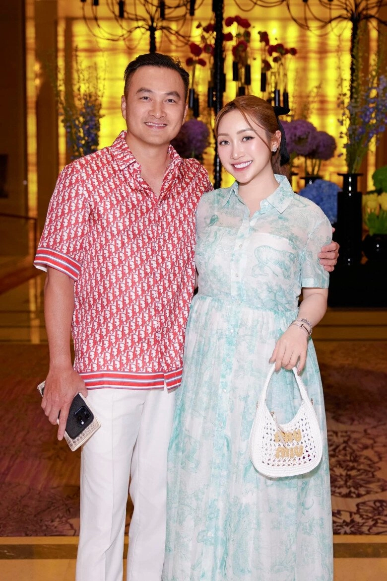 Vợ trẻ chi bảo sinh con gái nhóc tì vừa chào đời đã dát đồ hiệu từ đầu tới chân tên thật được khen hay - 4