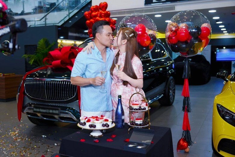 Vợ trẻ chi bảo sinh con gái nhóc tì vừa chào đời đã dát đồ hiệu từ đầu tới chân tên thật được khen hay - 6