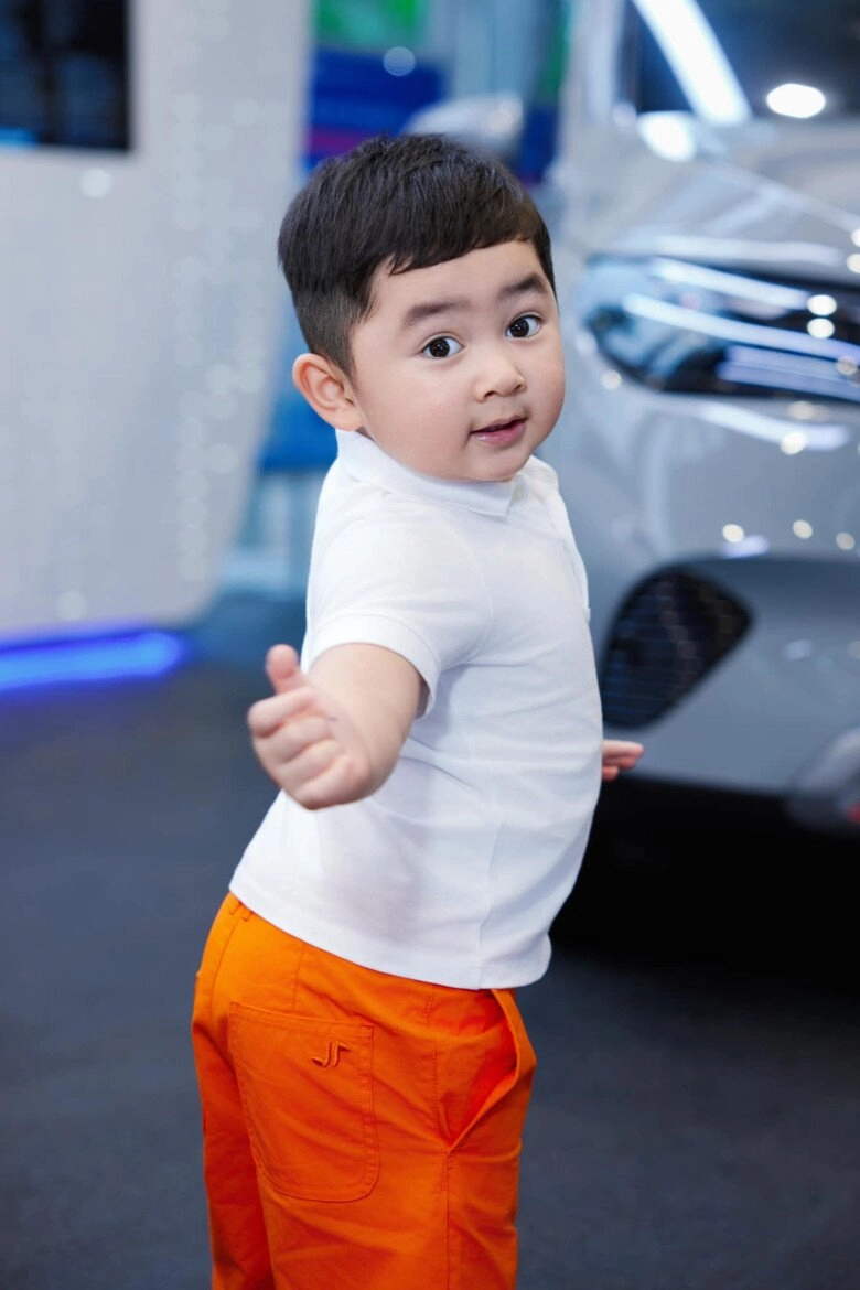 Vợ trẻ chi bảo sinh con gái nhóc tì vừa chào đời đã dát đồ hiệu từ đầu tới chân tên thật được khen hay - 15