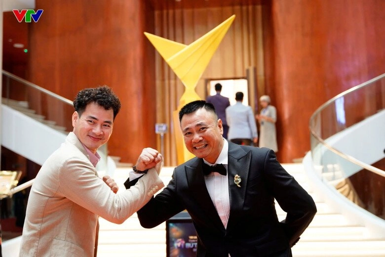 Vtv awards 2024 duy hưng nhận giải nam diễn viên ấn tượng không quên câu cửa miệng làm ai nấy phì cười - 1
