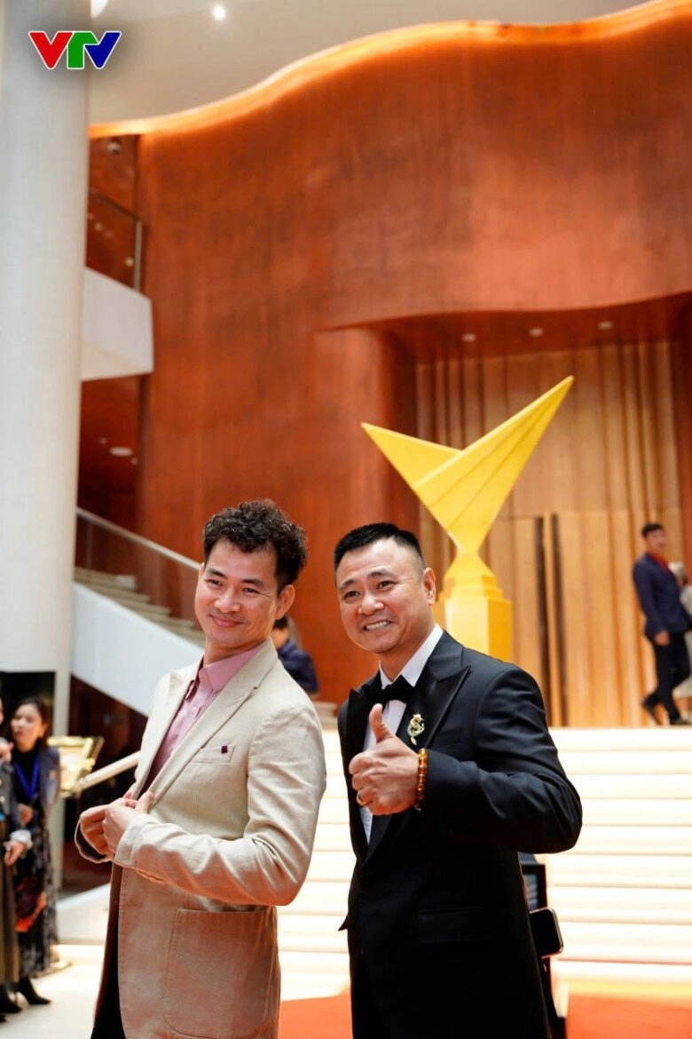 Vtv awards 2024 duy hưng nhận giải nam diễn viên ấn tượng không quên câu cửa miệng làm ai nấy phì cười - 2
