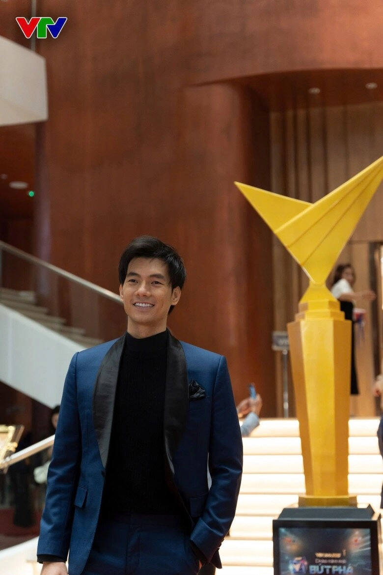 Vtv awards 2024 duy hưng nhận giải nam diễn viên ấn tượng không quên câu cửa miệng làm ai nấy phì cười - 3