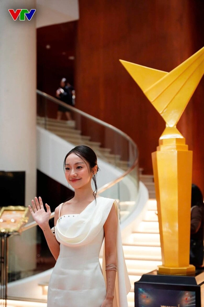 Vtv awards 2024 duy hưng nhận giải nam diễn viên ấn tượng không quên câu cửa miệng làm ai nấy phì cười - 4