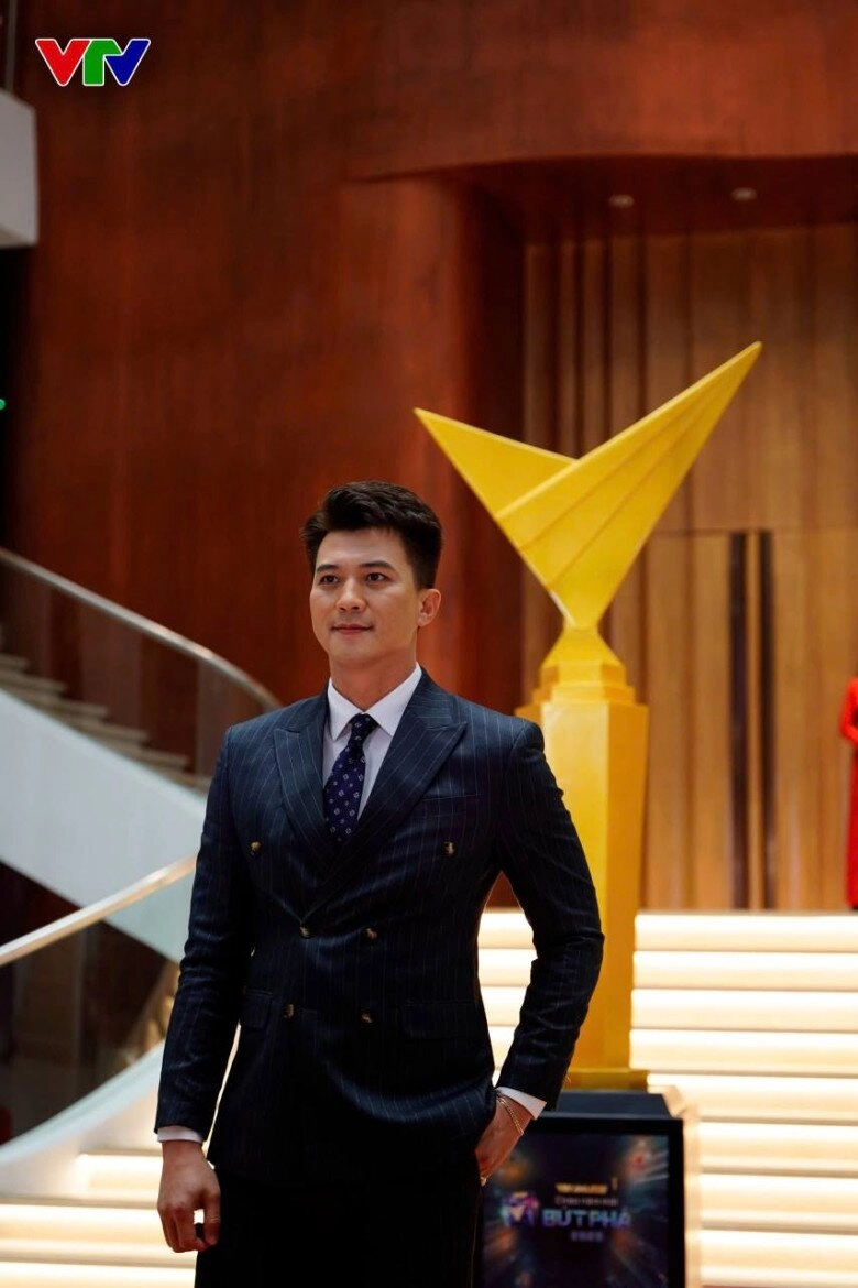 Vtv awards 2024 duy hưng nhận giải nam diễn viên ấn tượng không quên câu cửa miệng làm ai nấy phì cười - 6