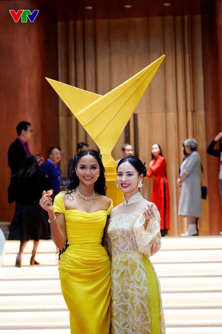 Vtv awards 2024 duy hưng nhận giải nam diễn viên ấn tượng không quên câu cửa miệng làm ai nấy phì cười - 7