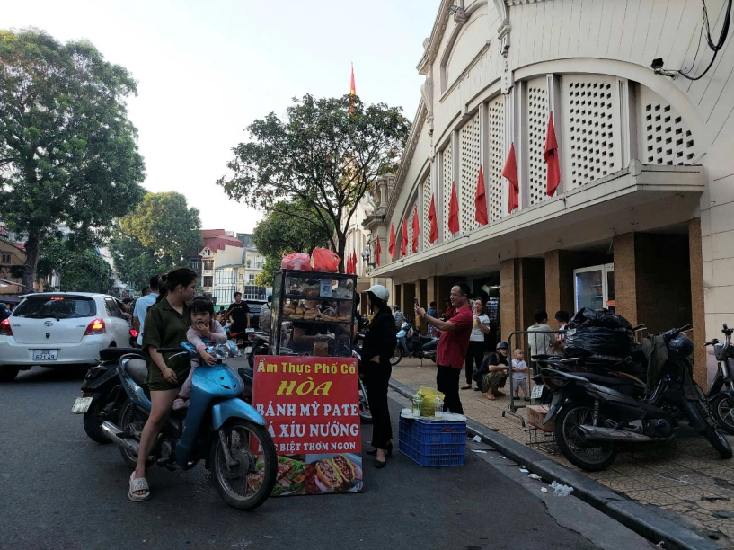 Xe bánh mì tí hon hơn 20 năm vẫn đông khách ở chợ đồng xuân - 1