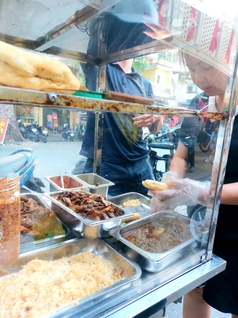 Xe bánh mì tí hon hơn 20 năm vẫn đông khách ở chợ đồng xuân - 2