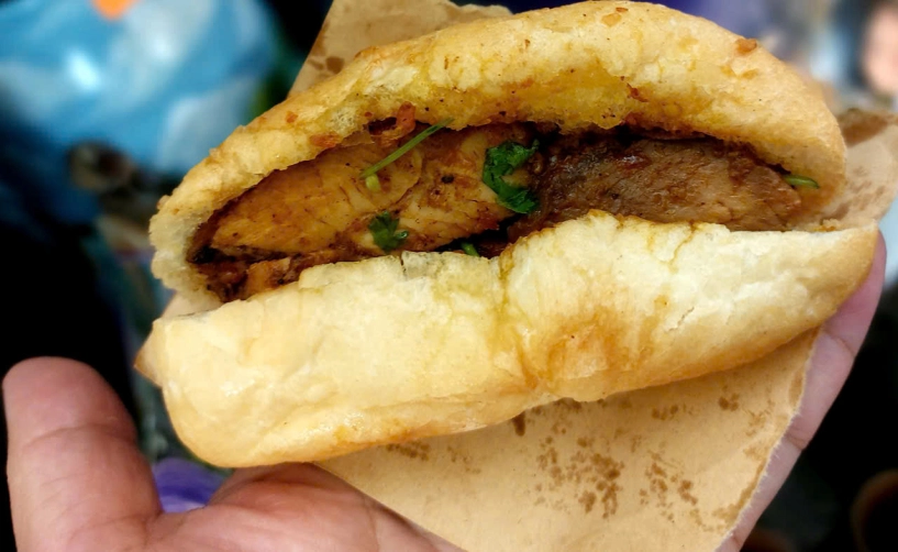 Xe bánh mì tí hon hơn 20 năm vẫn đông khách ở chợ đồng xuân - 3