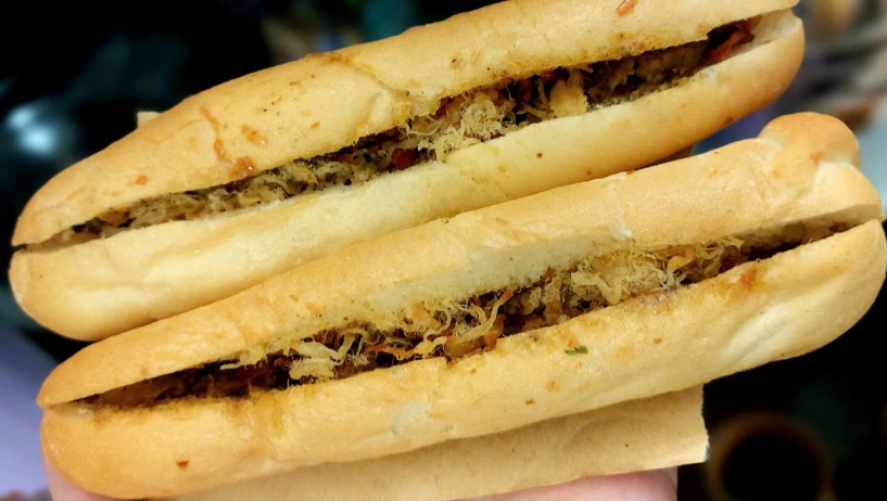 Xe bánh mì tí hon hơn 20 năm vẫn đông khách ở chợ đồng xuân - 4