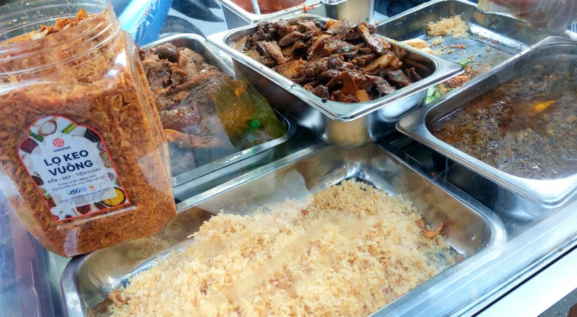 Xe bánh mì tí hon hơn 20 năm vẫn đông khách ở chợ đồng xuân - 6