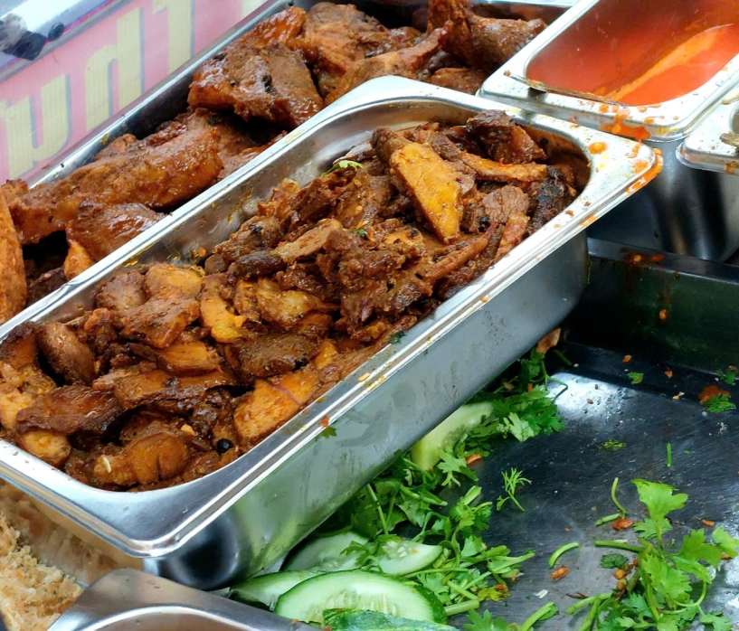 Xe bánh mì tí hon hơn 20 năm vẫn đông khách ở chợ đồng xuân - 7