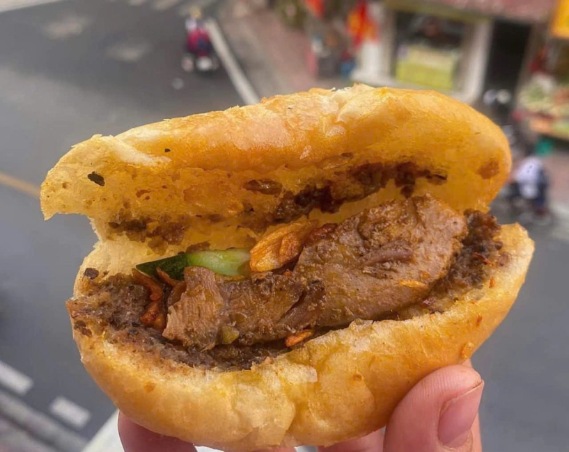 Xe bánh mì tí hon hơn 20 năm vẫn đông khách ở chợ đồng xuân - 8