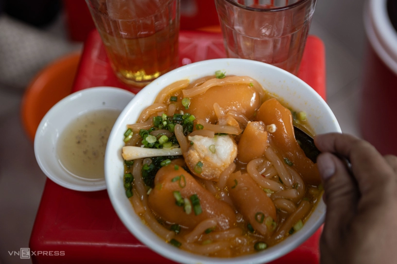 Xếp hàng chờ ăn bánh canh trước ngày đóng cửa sau 50 năm - 3