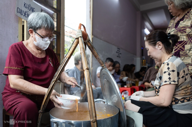 Xếp hàng chờ ăn bánh canh trước ngày đóng cửa sau 50 năm - 4