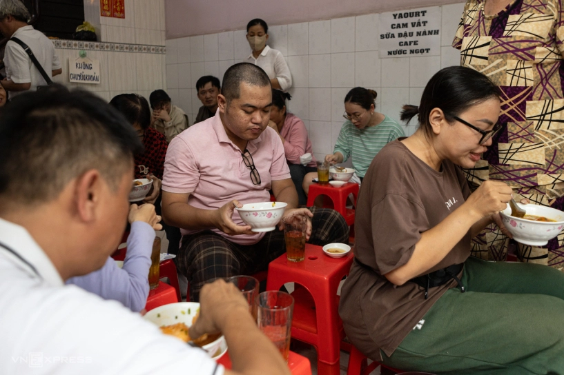 Xếp hàng chờ ăn bánh canh trước ngày đóng cửa sau 50 năm - 5