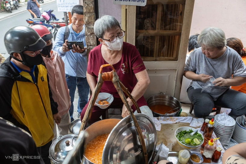 Xếp hàng chờ ăn bánh canh trước ngày đóng cửa sau 50 năm - 6